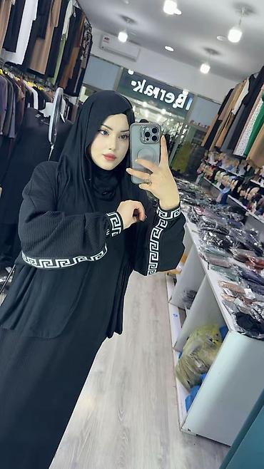 abaya: Qara rəngli abaya - Rəng: tam qara - Dizayn: Qollar boyunca ağ — 1