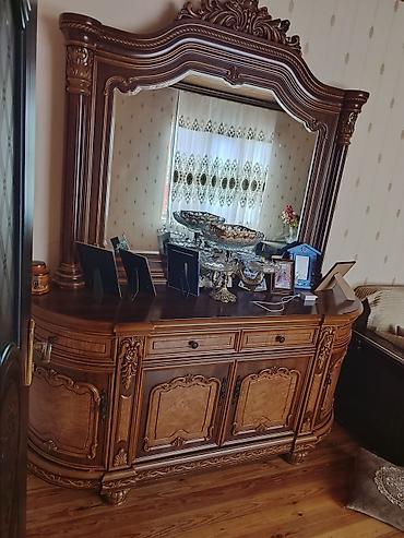 salon şkafi: Klassik üslubda qonaq otağı mebel dəsti Tərkibi: - Vitrin şkaf (4 — 4