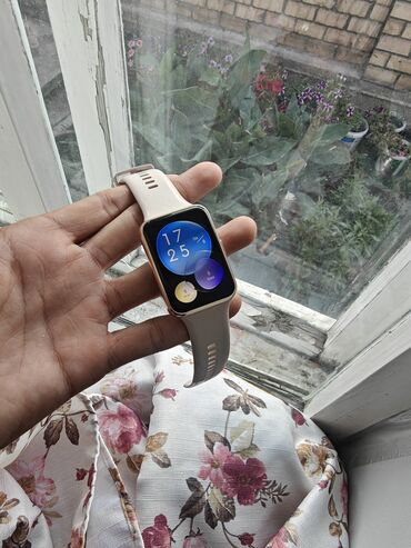 батарея macbook: Продаю смарт часы Huawei Fit 2 хорошое цвет золотистый, ремешок