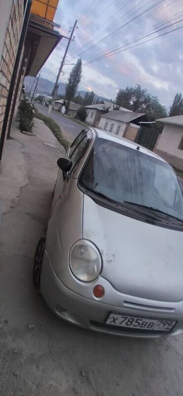 маленькая машина: Хэтчбек Daewoo Matiz компактного размера, представленный в серебристом