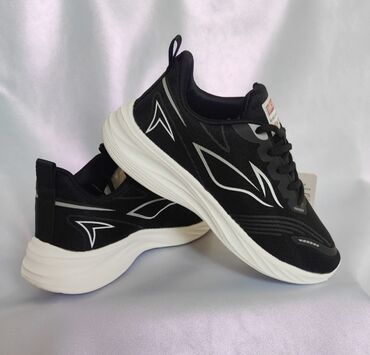 зимние термо кроссовки мужские: Кроссовки 
Бренд под Li-Ning 
Размер 41
Новый