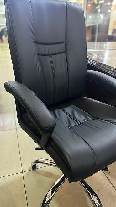 Офисные кресла: Офисное кресло с мягкой сидушкой и спинкой обеспечивает комфорт во — 6