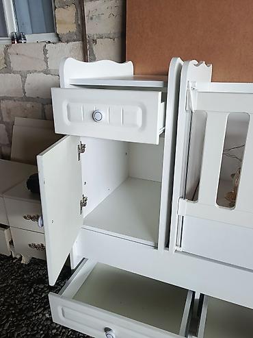 köhnə mebeller: Oğlan və qız üçün, İşlənmiş, Dördbucaq, Beşik, Dəstsiz, Matras ilə, Yellənmə mexanizmi ilə — 4