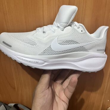 ремонт брендовых очков: Белые кроссовки Nike с технологией Nike Zoom, разработанные для