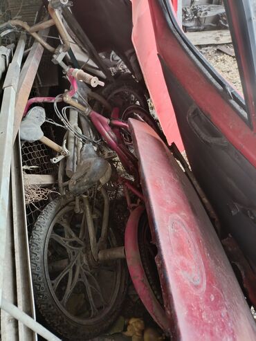 Скутеры: Мопед красного цвета с черными и серыми акцентами. Оснащен передней — 22