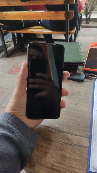 VAZ (LADA): Smartfon – qara rəng Xüsusiyyətlər: - Ekran: tam ekran ön panel