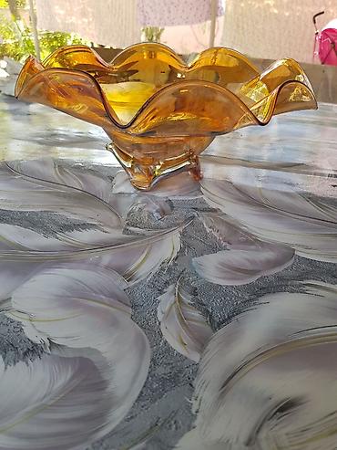 şuşə guzgu: Şüşə meyvə qabı – amber (bal rəngi) tonlarında, dekorativ dalğalı — 2