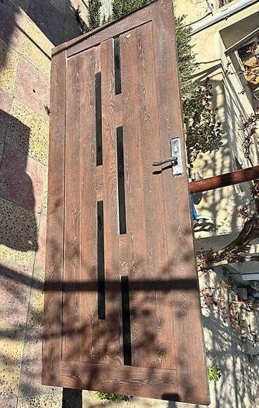 Taxta görünümlü 3 qapı, şaquli şüşə dekor zolaqları ilə. - Material