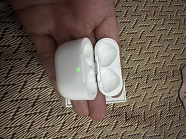 ag qulaq: Məhsul: şarj qutusu “AirPods 4” Komplekt: - Qulaqlıqlar üçün şarj — 2