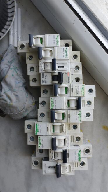 Lampalar: 8 əd schneider 10 amp. 2 əd iek 40 amp. 2 əd schneider 20 amp 1 əd