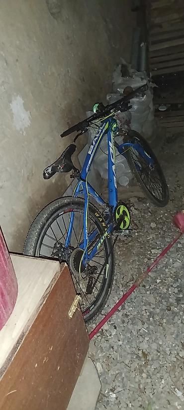 velosipet 28: Badiq marka mavi rəngli dağ velosipedi - Güclü alüminium gövdə, idman — 1