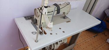 оборудование бизнес: Промышленная швейная машина Typical с рабочим столом и приводом. -