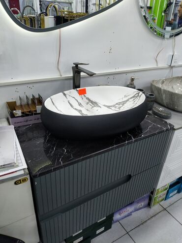 plasmas vanna: Mərmər naxışlı, qara rəngli dairəvi keramika lavabo. Müasir dizaynı