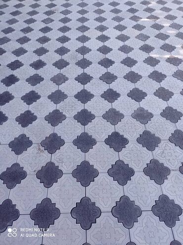 Тротуарная плитка: Комплект тротуарной плитки, состоящий из восьмиугольных и квадратных — 8