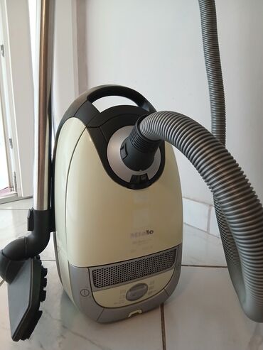 zvucnik sa pricama: ✴️Na prodaju Miele usisivac S5 EcoLine Green 👉Snaga: 1 300 W 👉Kesa