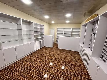 Rəf vitrinləri: Mağaza üçün vitrin və rəf sistemi - Ağ rəngdə modul vitrin və — 1