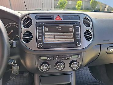 patoke: Volkswagen Tiguan 2.0 TDI, kompaktni SUV u srebrnoj metalik boji, sa — 10