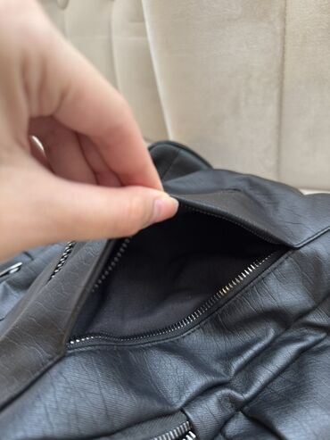 Çantalar: Qara dəri effektli günlük çanta/rüqsak - Material: yumşaq dəriyə — 7