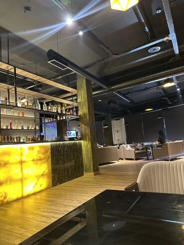 Сельско-хозяйственное оборудование: Məkan: Müasir lounge/bar interyeri Təsvir: - Geniş, yüksək tavanlı