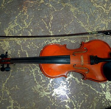 Klavişli alətlər: Məhsul: Klassik skripka və yay Təsvir: - Tam ölçülü klassik skripka