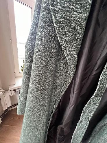 Пальто: Продается пальто отличного качества не скатывается легкая Размер с и м — 5