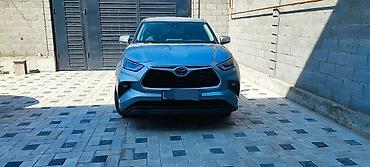 идеальное: Toyota Highlander Hybrid, серебристый кроссовер последнего поколения — 1