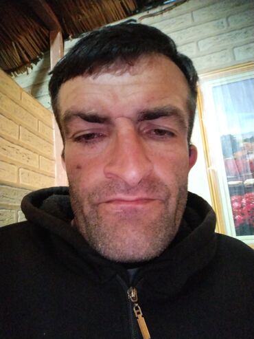 Kişilər üçün bu hoodie rahatlıq və praktiklik təklif edir. Qara rəngdə