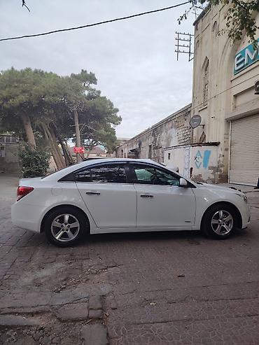 seat leon fr: Chevrolet Cruze sedan – ağ rəng Xüsusiyyətlər: - Korpusu: 4 qapılı — 4