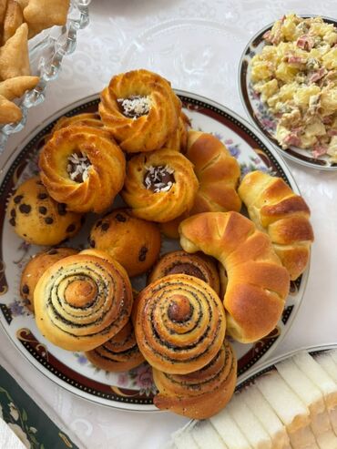 Выпечка, хлебобулочные изделия: Ароматные домашние булочки, приготовленные из мягкого теста, с нежной — 3