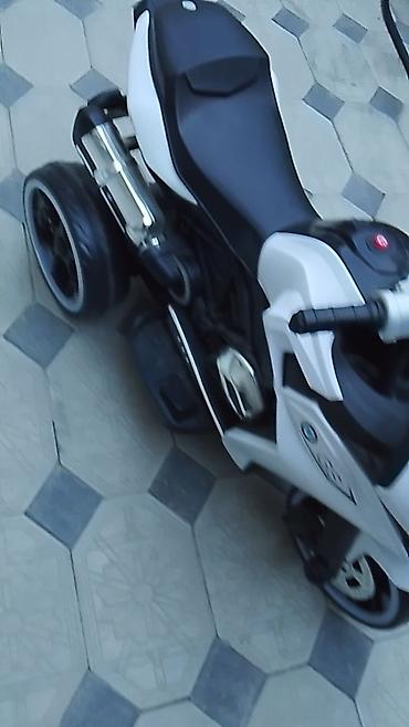 10 yaş için motorlar: Uşaq üçün elektrikli üçtəkər motosikl - Dizayn: Sport tipli kuzov, ön — 6