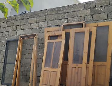qapilar taxda: Taxta qapılar və qapı çərçivələri satılır. Şəkillərdə bir neçə ədəd — 1