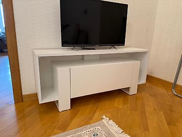 tv altı: Ağ rəngdə müasir TV stendi - Minimalist dizayn, parlaq ağ örtük - — 2