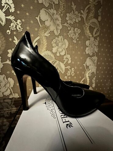 женские ботинки 38: Туфли 38, цвет - Черный