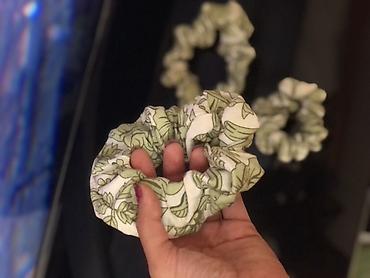 Aksesuarlar: Bitki naxışlı scrunchie saç rezinləri – 3-lü dəst 6 azn ( 1 ədəd 2 azn — 6