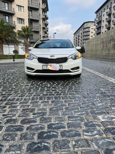 Kia: Kia Forte sedan – ağ rəng, şəhər və uzun yol üçün rahat və qənaətcil — 15