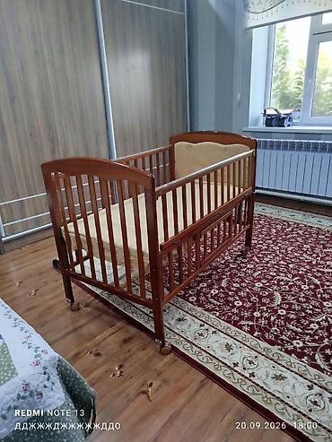 детский койноктор: Детская деревянная кроватка на колесах,с хлопковым матрасом - — 2