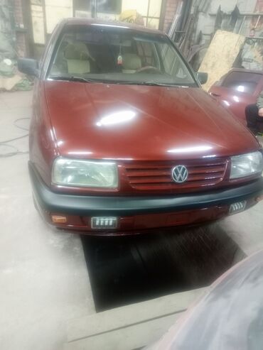 Volkswagen: Volkswagen Vento: 1993 г., 1.8 л, Механика, Бензин, Седан