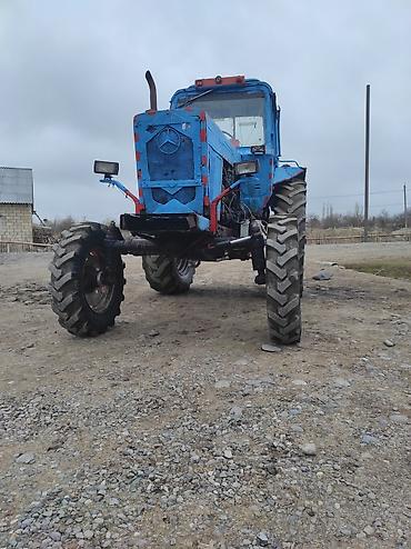 Traktor qoşqularının ehtiyyat hissələri: Rəngi göydür. Kabinası mövcuddur. Ön hissəsindəki radiator barmaqlığı — 2