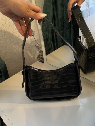 Çantalar: Çoxu yenidir digərləri də az istifadə olunub. Hər biri 5 azn. Çox — 3