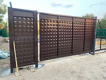 Распашные ворота: Металлические распашные ворота с калиткой (модульные панели) - — 95