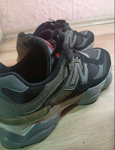 New Balance patike – sivi/ crni model sa mrežastim i brušenim panelima — 1