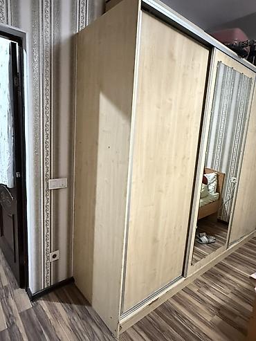 Шкафы-купе: Шкаф-купе из ЛДСП. Три раздвижные двери, одна с большим зеркалом — 5