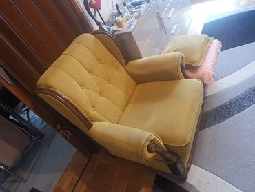 Stilske garniture: Trosed, fotelje, klub sto, tepih očuvano kvalitetno — 2