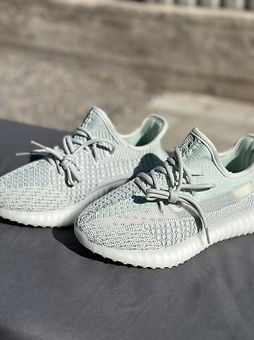Кроссовки и спортивная обувь: Продаю стильные кроссовки в стиле Yeezy Boost 350 Цвет: Светло-мятный — 2