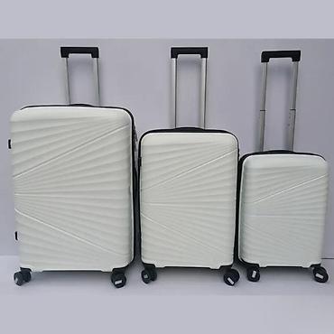 Putni koferi i torbe: === PART 1: TEXTUAL DESCRIPTION === Set od tri bela kofera sa tvrdim — 1