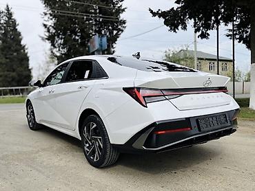 16 tekerler: Hyundai Elantra – ağ rəngli, müasir dizaynlı sedan - Xarici görünüş — 4
