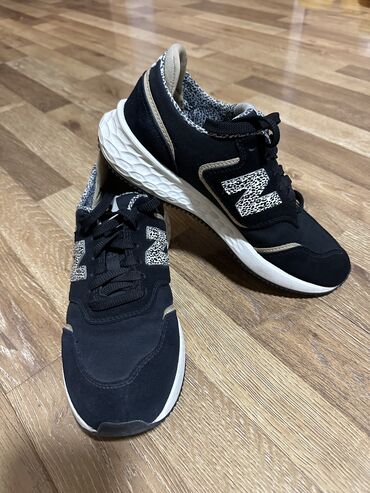 Кроссовки и спортивная обувь: Кроссовки New Balance в отличном состоянии, размер 37,5-38, одевала 2