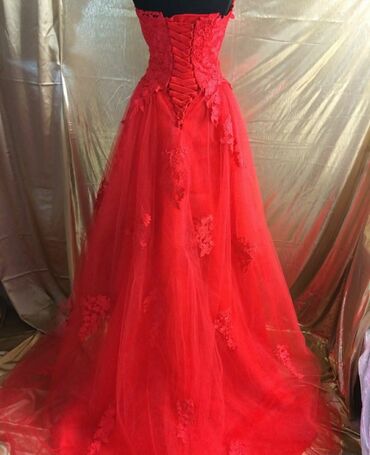 Toy paltarları: Ucuz qi̇ymətə keyfi̇yyətli̇ gəli̇nli̇kləri̇n satışı. 30-50-100₼ — 3