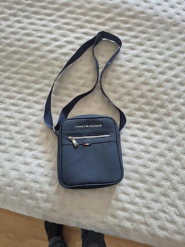 Tommy Hilfiger kişi çiyin çantası – tünd göy rəng. - Kompakt, yüngül lalafo.az -da Tommy Hilfiger kişi çiyin çantası – tünd göy rəng. - Kompakt, yüngül