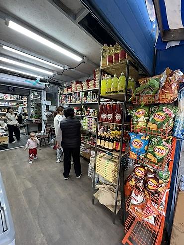 Продуктовый отдел/ларёк с широким ассортиментом бакалеи и
